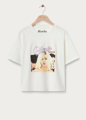 In bad met een t-shirt